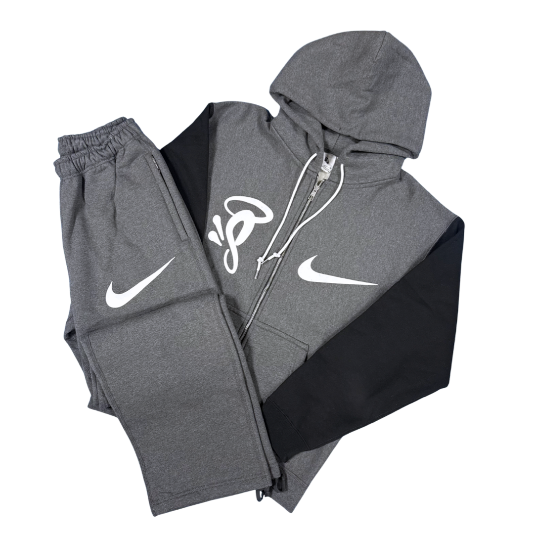 SYNA WORLD X NIKE SOLO SWOOSH FLEECE TRACKSUIT